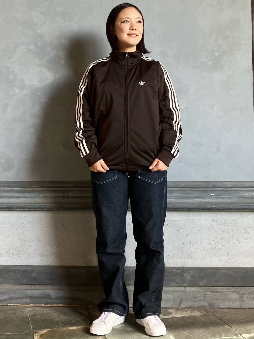 「スニーカー、adidas、ジャージ、アディダス、adidas originals、トラックジャケット、アディダスオリジナルス、キャンパス、ベッケンバウアー」｜「adidasのトラックジャケット（ジェンダーニュートラル）（ジャージ、ブラウン系）」を使った、myさん（レディース・158cm）の秋コーディネートの1枚目の写真