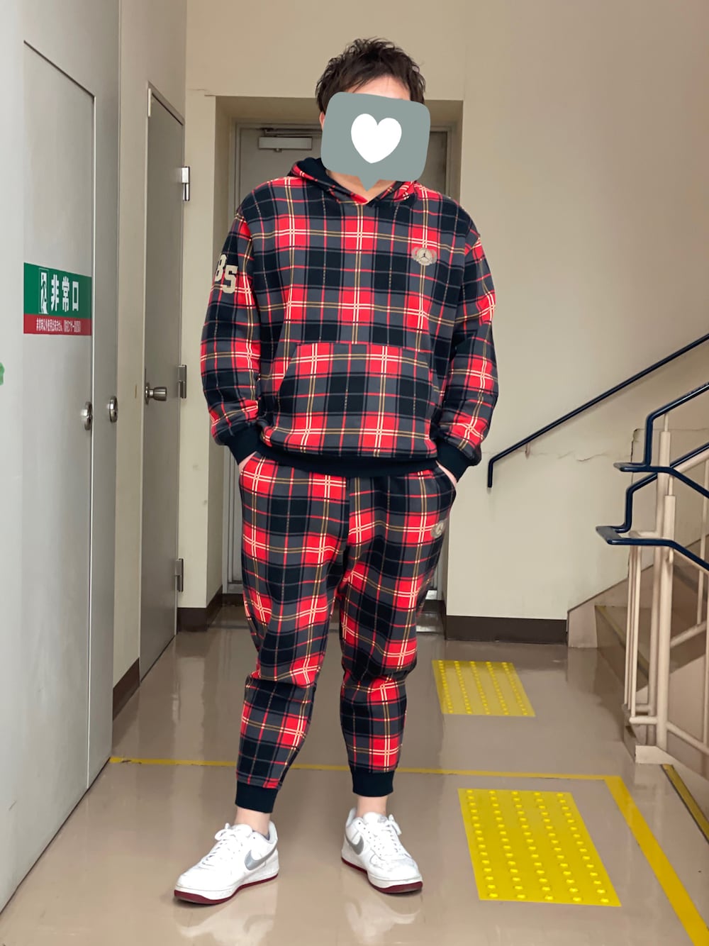 レッド系のパーカー、レッド系のパンツ、ホワイト系のスニーカーを着用したメンズの冬コーディネートの1枚目の写真