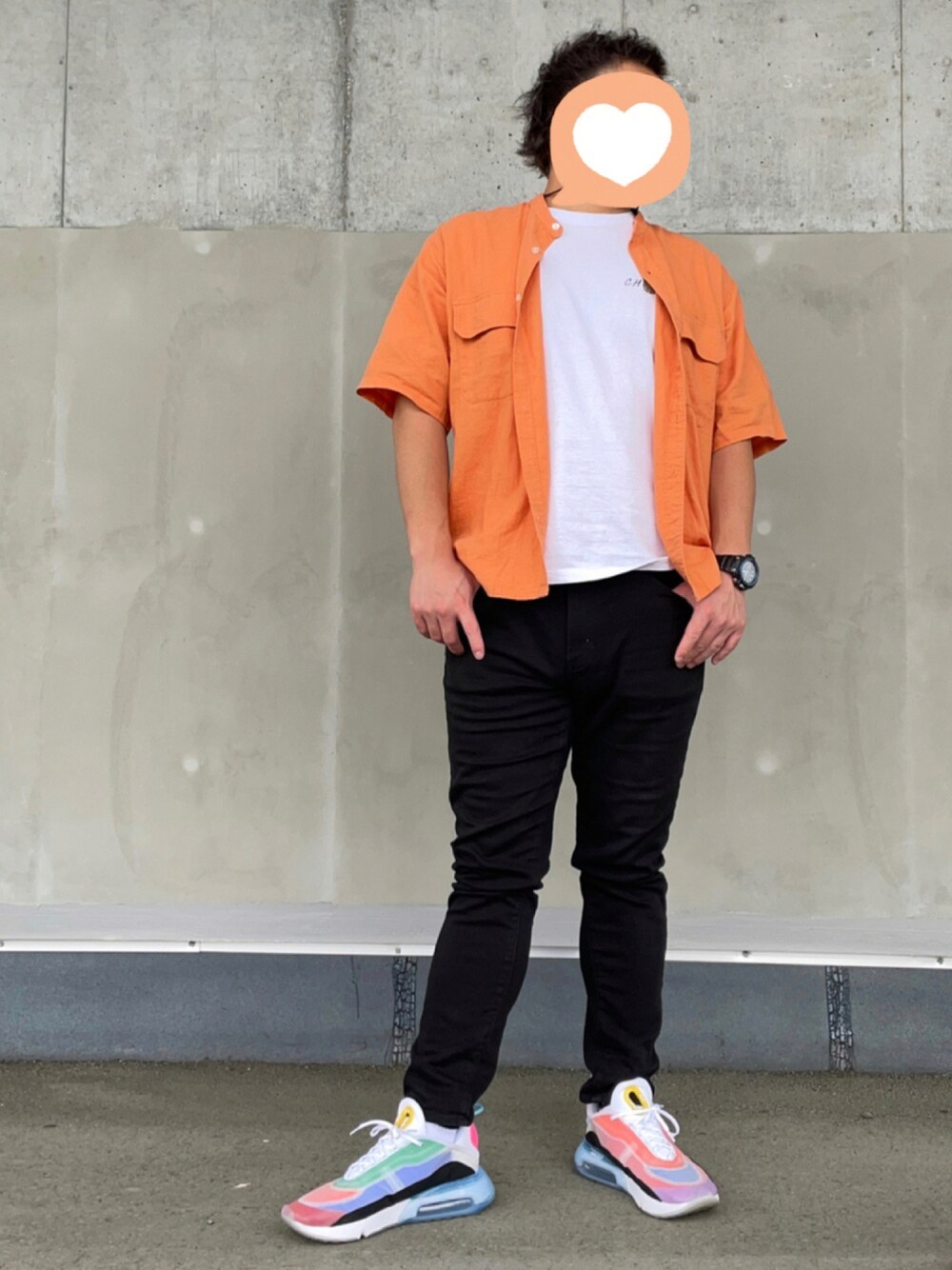 オレンジ系のシャツ/ブラウス、ホワイト系のTシャツ/カットソー、ブラック系のパンツを着用したメンズの夏コーディネートの1枚目の写真