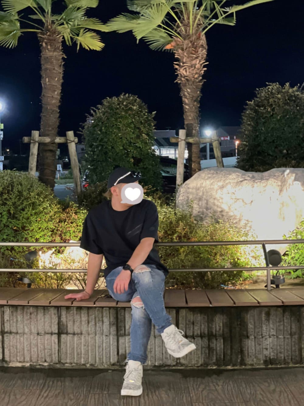 ブラック系のTシャツ/カットソー、ブルー系のパンツ、グレー系のスニーカーを着用したメンズの夏コーディネートの1枚目の写真
