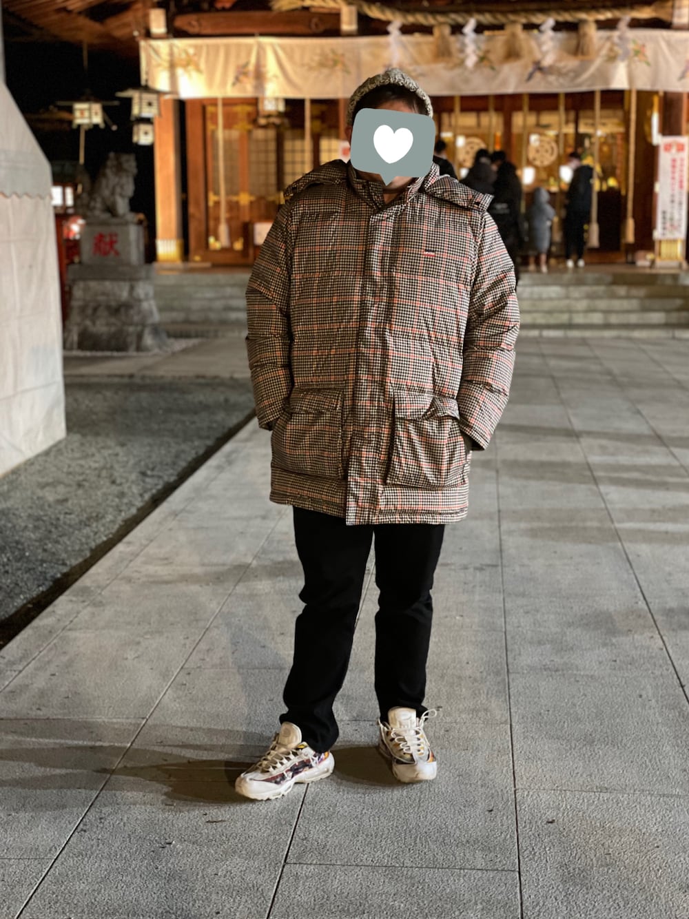 その他のダウンジャケット/コート、ブラック系のパンツ、その他のスニーカーを着用したメンズの冬コーディネートの1枚目の写真