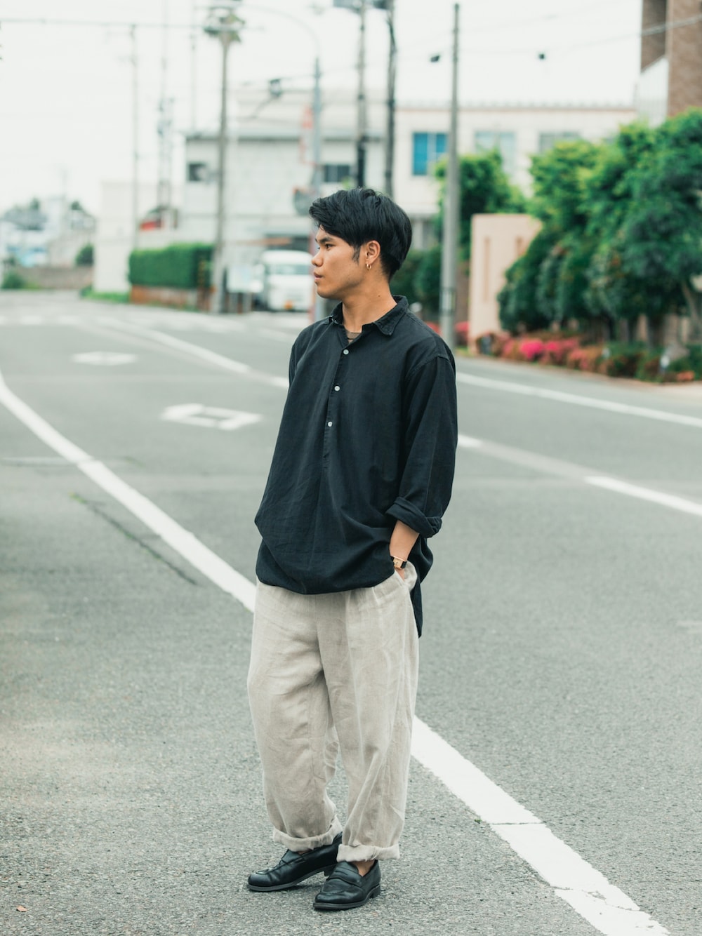 「グランパシャツ、シャツスタイル、リネンパンツ、モノトーン、モノトーンコーデ、ヴィンテージ、ヴィンテージシャツ、ユーロヴィンテージ、フランクリーダー、ローファー、スタイリング、ショップ店員、メンズコーデ、シンプルスタイル、ユーロ古着」｜「FRANK LEDERのアイテム（その他パンツ、ホワイト系）」を使った、sas_sotaさん（メンズ・169cm）の夏コーディネートの1枚目の写真