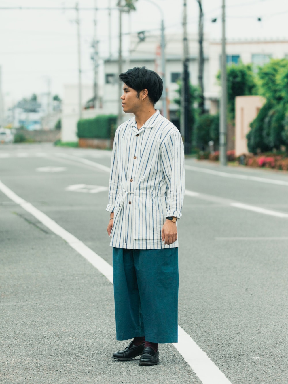 「ストライプシャツ、ワイドパンツ、ローファー、フランクリーダー、ショップ店員、モト、シャツスタイル、シャツ、メンズコーデ、スタイリング」｜「FRANK LEDERのアイテム（シャツ/ブラウス、ホワイト系）」を使った、sas_sotaさん（メンズ・169cm）の夏コーディネートの1枚目の写真