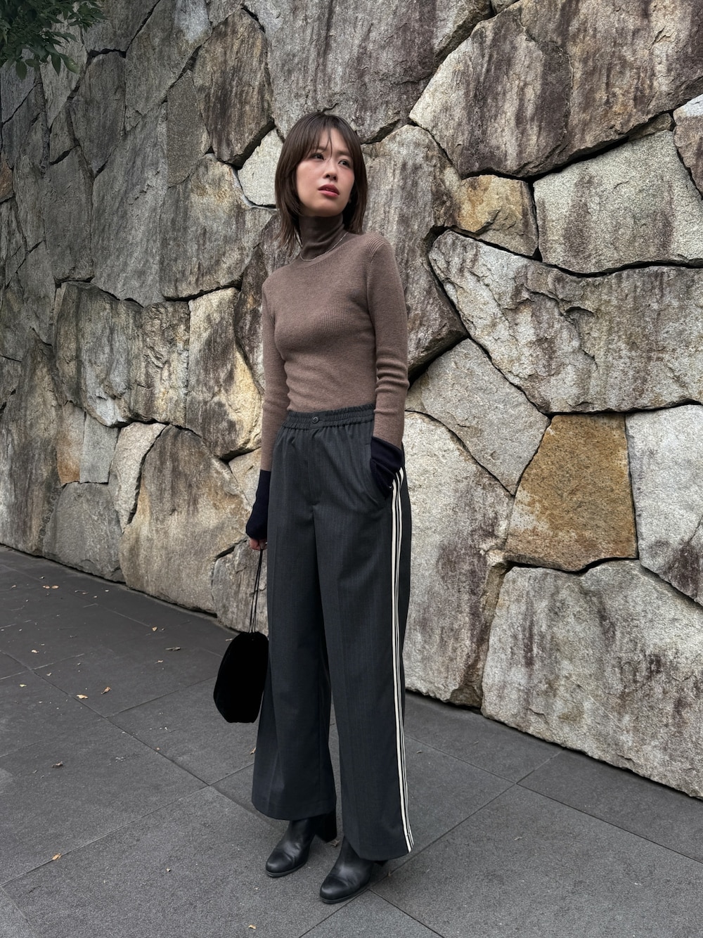 吉田歩美さんの「【JAMIRAY】Egg velvet d/s puffer purse（JAMIRAY）」を使ったコーディネートの1枚目の写真