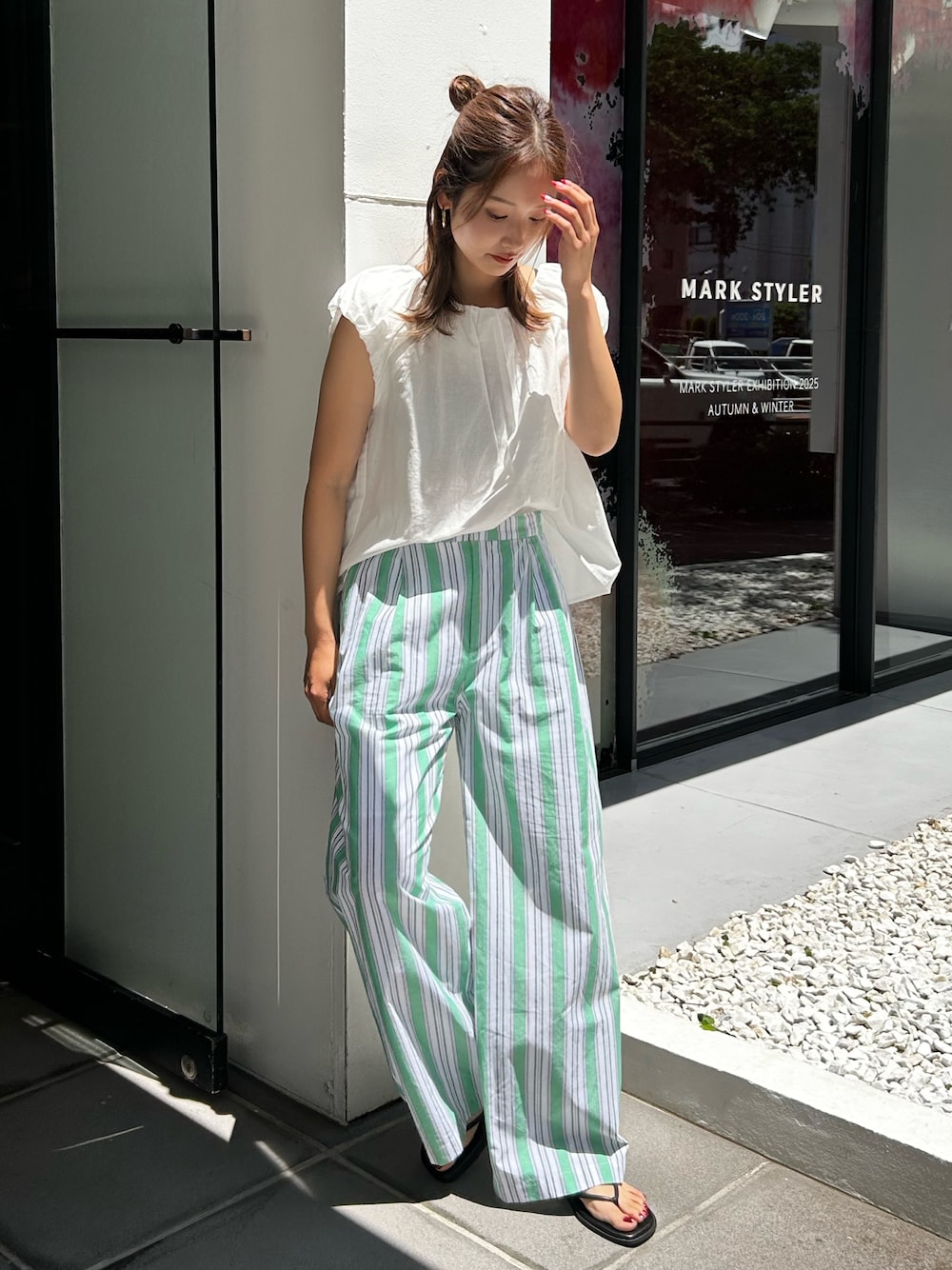 ホワイト系のシャツ/ブラウス、グリーン系のその他パンツ、ブラック系のサンダルを着用したレディースの夏コーディネートの1枚目の写真