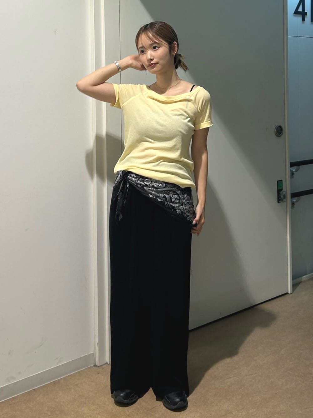 イエロー系のTシャツ/カットソー、ブラック系のその他パンツを着用したレディースの春コーディネートの1枚目の写真