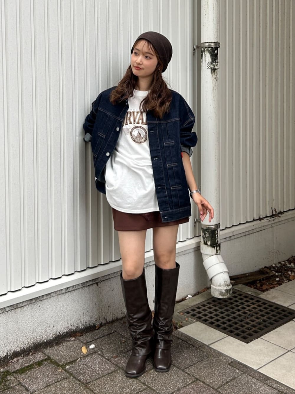 ブラウン系のスカート、ブルー系のデニムジャケット、ホワイト系のTシャツ/カットソーを着用したレディースの夏コーディネートの1枚目の写真