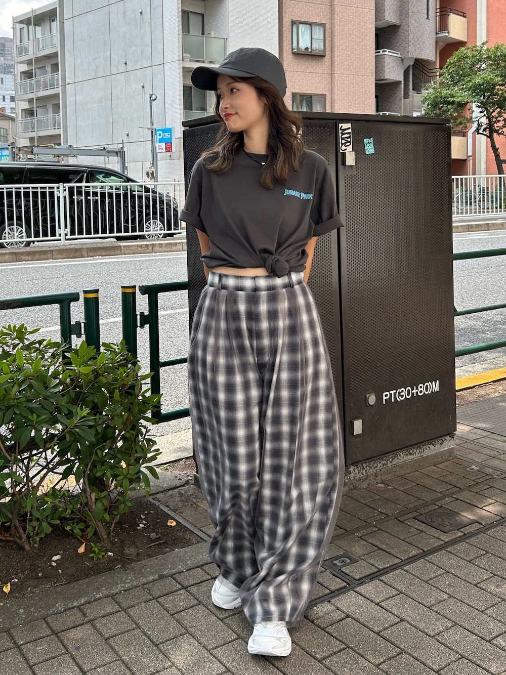 ブラック系のTシャツ/カットソー、その他のその他パンツ、ブラック系のネックレスを着用したレディースの夏コーディネートの1枚目の写真