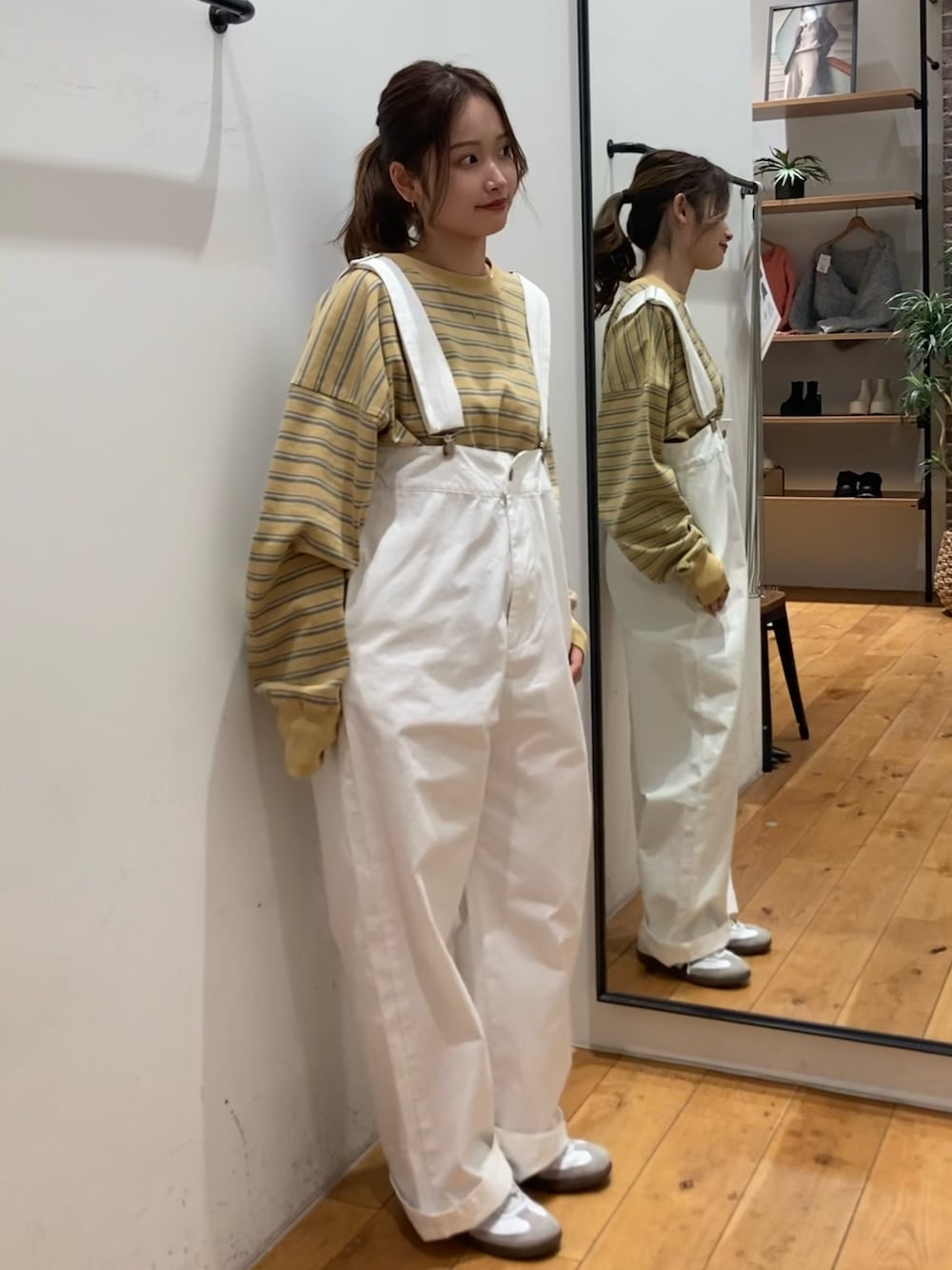 イエロー系のTシャツ/カットソー、ホワイト系のつなぎ/オールインワンを着用したレディースの冬コーディネートの1枚目の写真