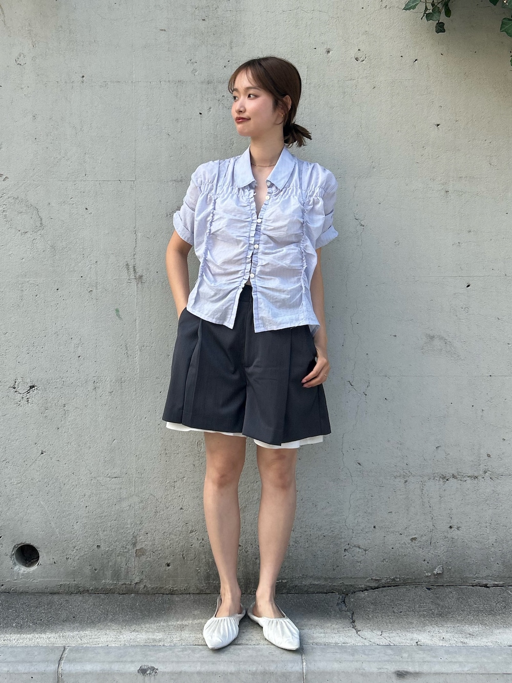 グレー系のその他パンツ、ホワイト系のパンプス、ブルー系のシャツ/ブラウスを着用したレディースの夏コーディネートの1枚目の写真