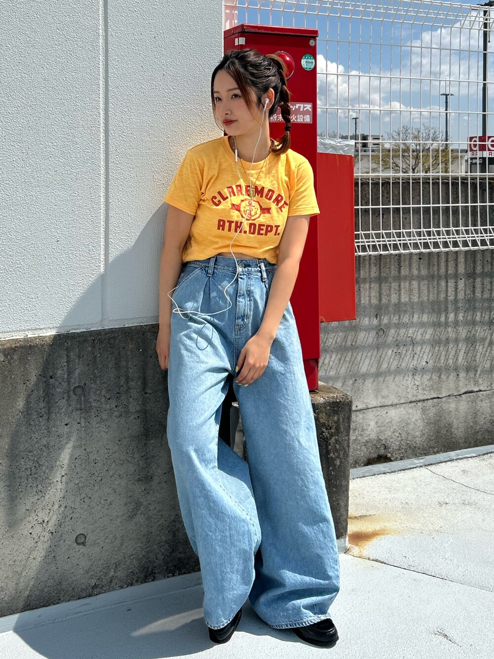 イエロー系のTシャツ/カットソー、ブルー系のデニムパンツを着用したレディースの春コーディネートの1枚目の写真