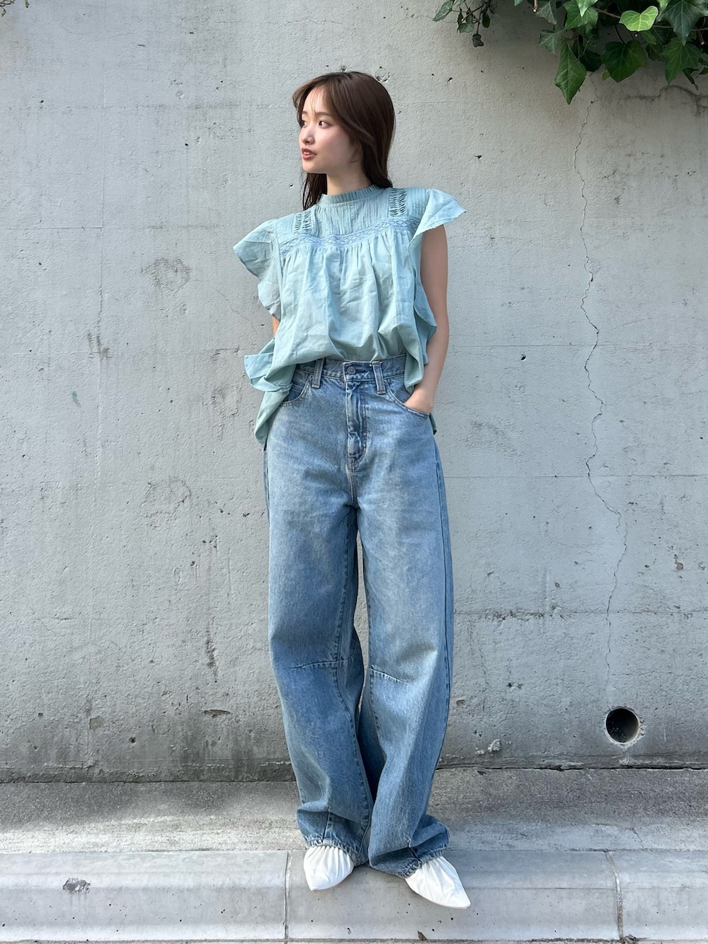ブルー系のシャツ/ブラウス、ブルー系のデニムパンツ、ホワイト系のパンプスを着用したレディースの夏コーディネートの1枚目の写真
