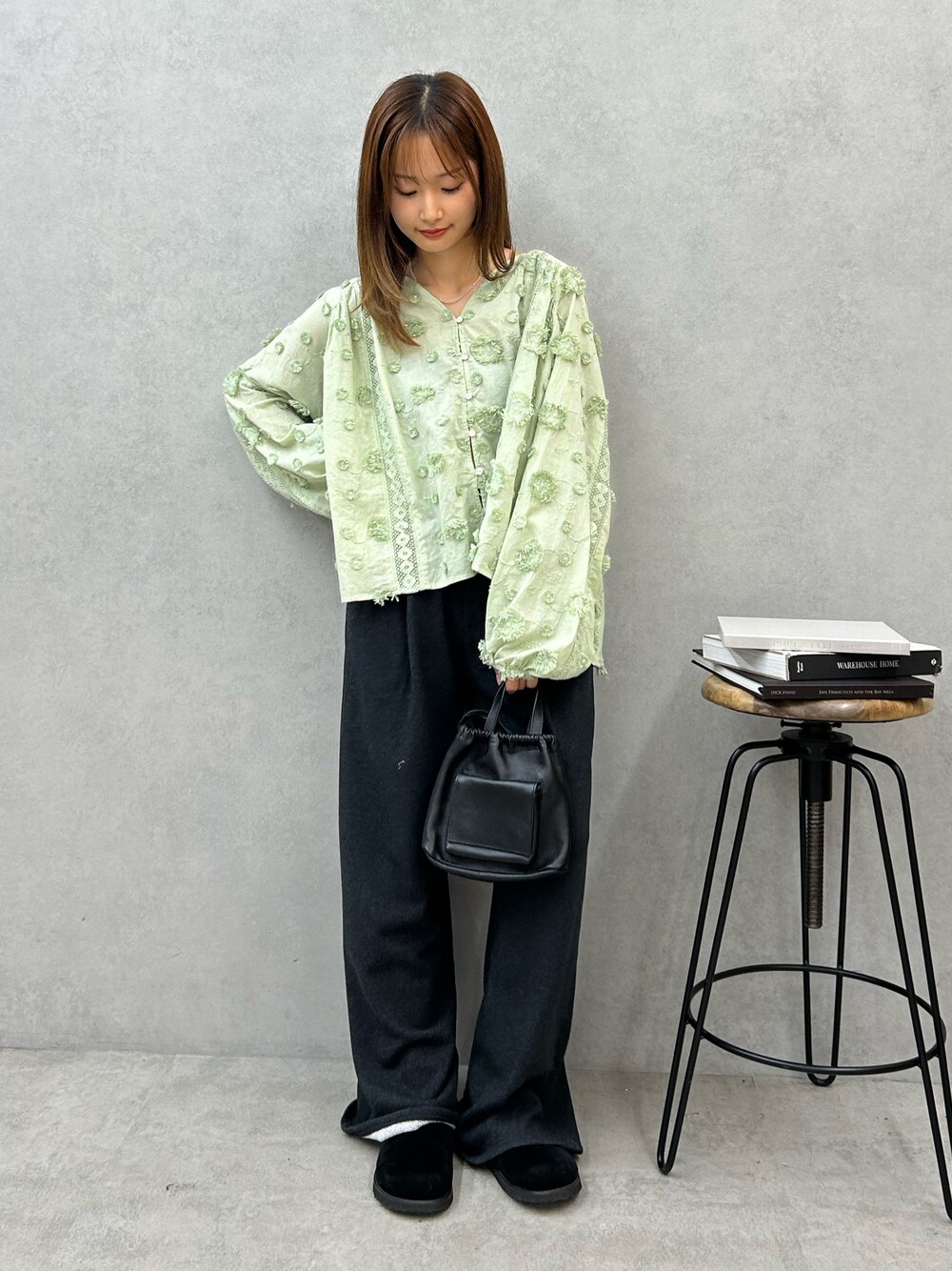 グレー系のスウェットパンツ、ブラック系のスリッポン、グリーン系のシャツ/ブラウスを着用したレディースの秋コーディネートの1枚目の写真
