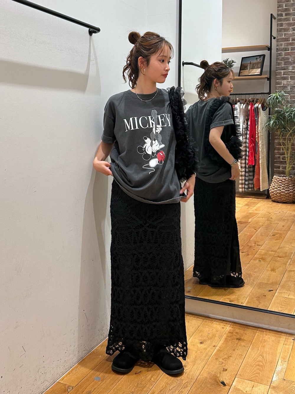 グレー系のTシャツ/カットソー、ブラック系のスカート、ブラック系のスリッポンを着用したレディースの夏コーディネートの1枚目の写真