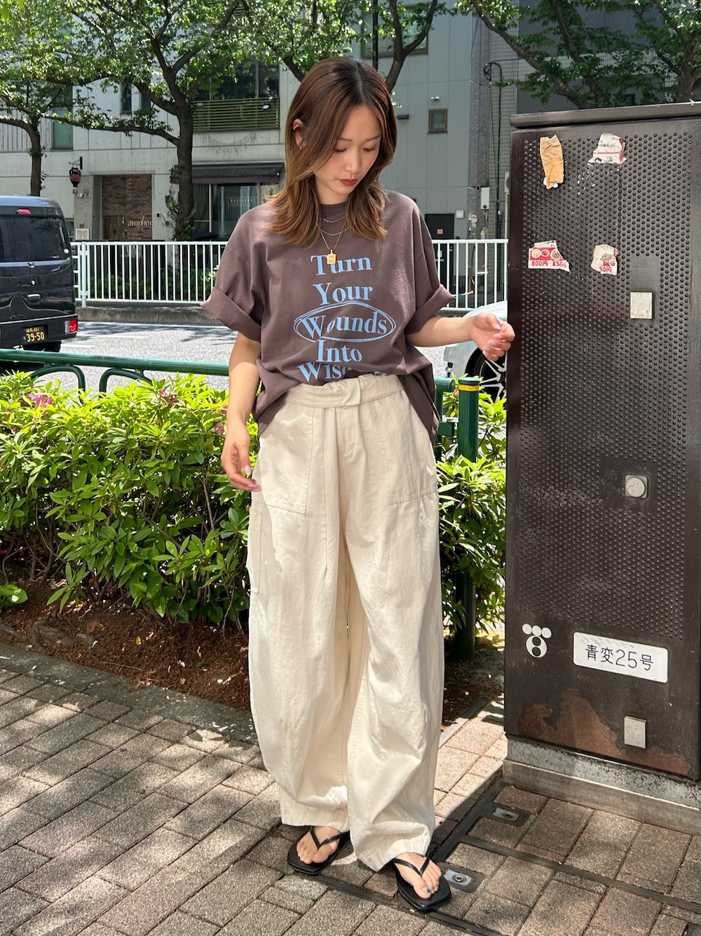 ブラウン系のTシャツ/カットソー、ブラック系のサンダル、ホワイト系のその他パンツを着用したレディースの春コーディネートの1枚目の写真