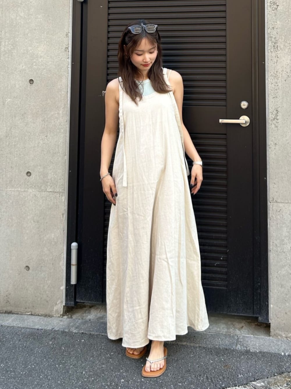 ブルー系のタンクトップ、シルバー系のサンダルを着用したレディースの冬コーディネートの1枚目の写真