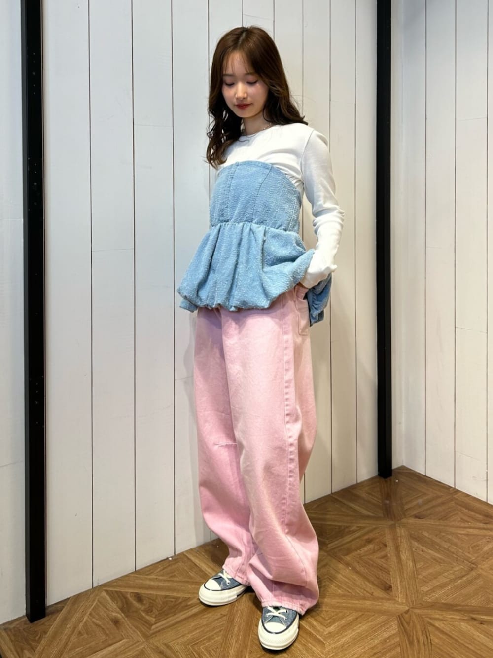 ブルー系のスニーカー、ホワイト系のTシャツ/カットソー、ピンク系のデニムパンツを着用したレディースの春コーディネートの1枚目の写真