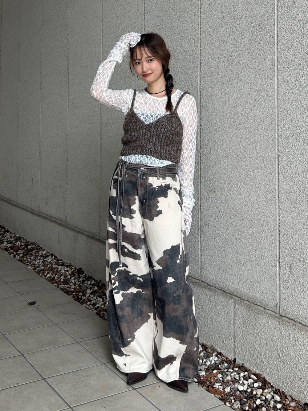 ブラウン系のベスト、ホワイト系のTシャツ/カットソー、その他のデニムパンツを着用したレディースの秋コーディネートの1枚目の写真