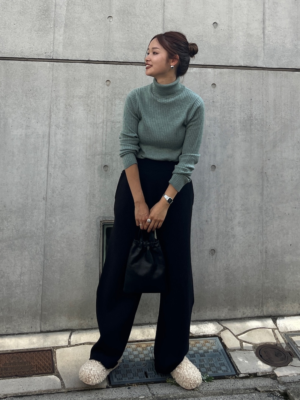 ブラック系のその他パンツ、グリーン系のニット/セーター、ブラック系のショルダーバッグを着用したレディースの秋コーディネートの1枚目の写真