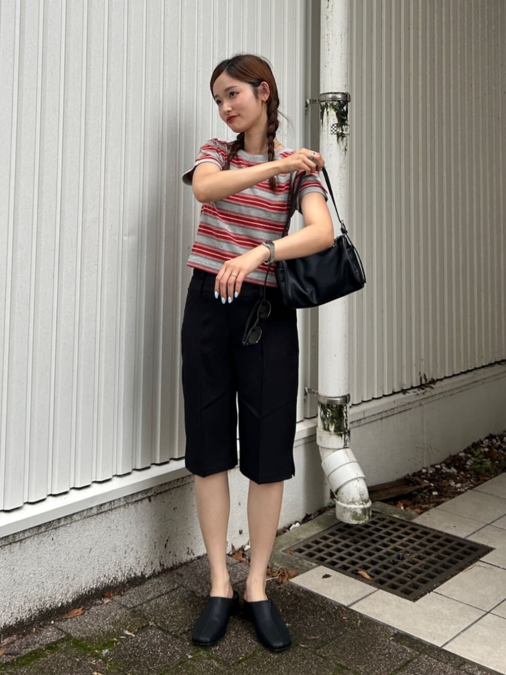 ブラック系のサンダル、ブラック系のその他パンツ、レッド系のTシャツ/カットソーを着用したレディースの夏コーディネートの1枚目の写真