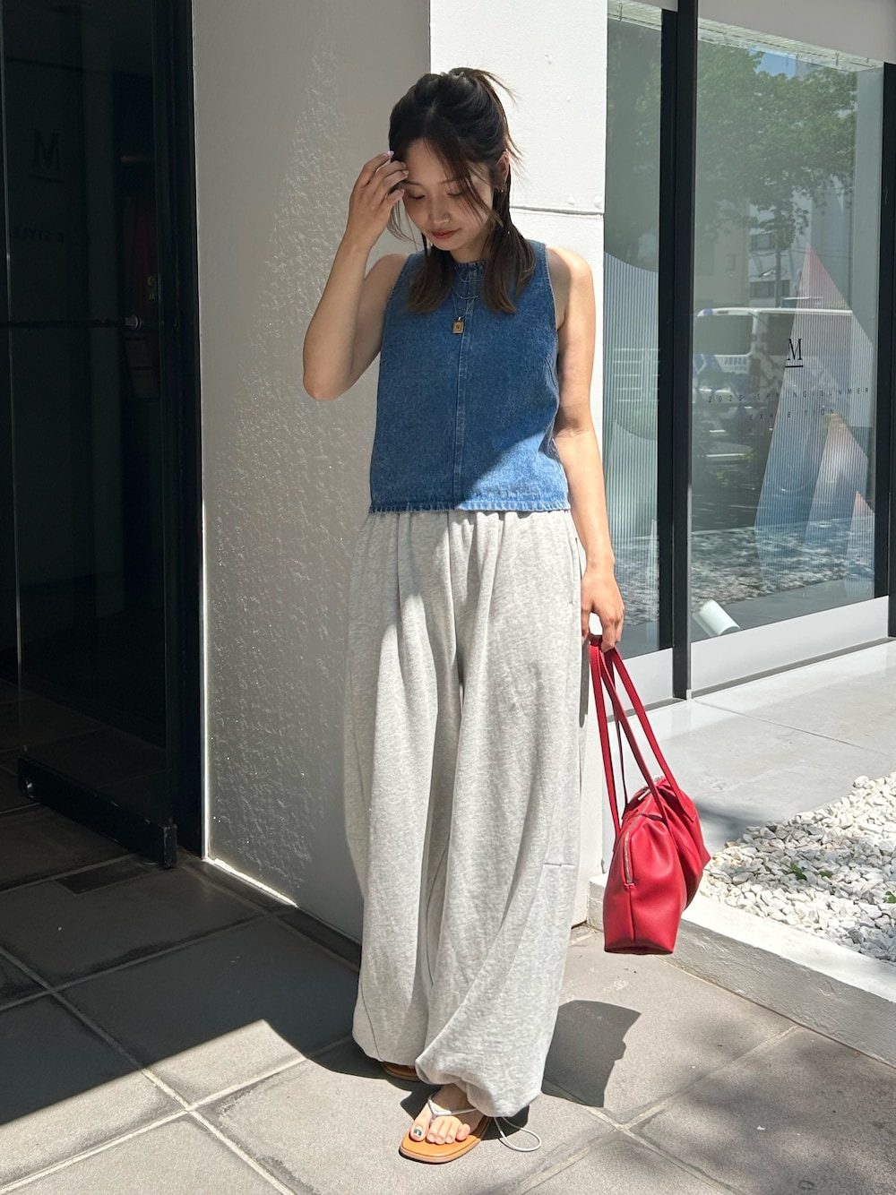 ブルー系のシャツ/ブラウス、グレー系のスウェットパンツ、シルバー系のサンダルを着用したレディースの春コーディネートの1枚目の写真