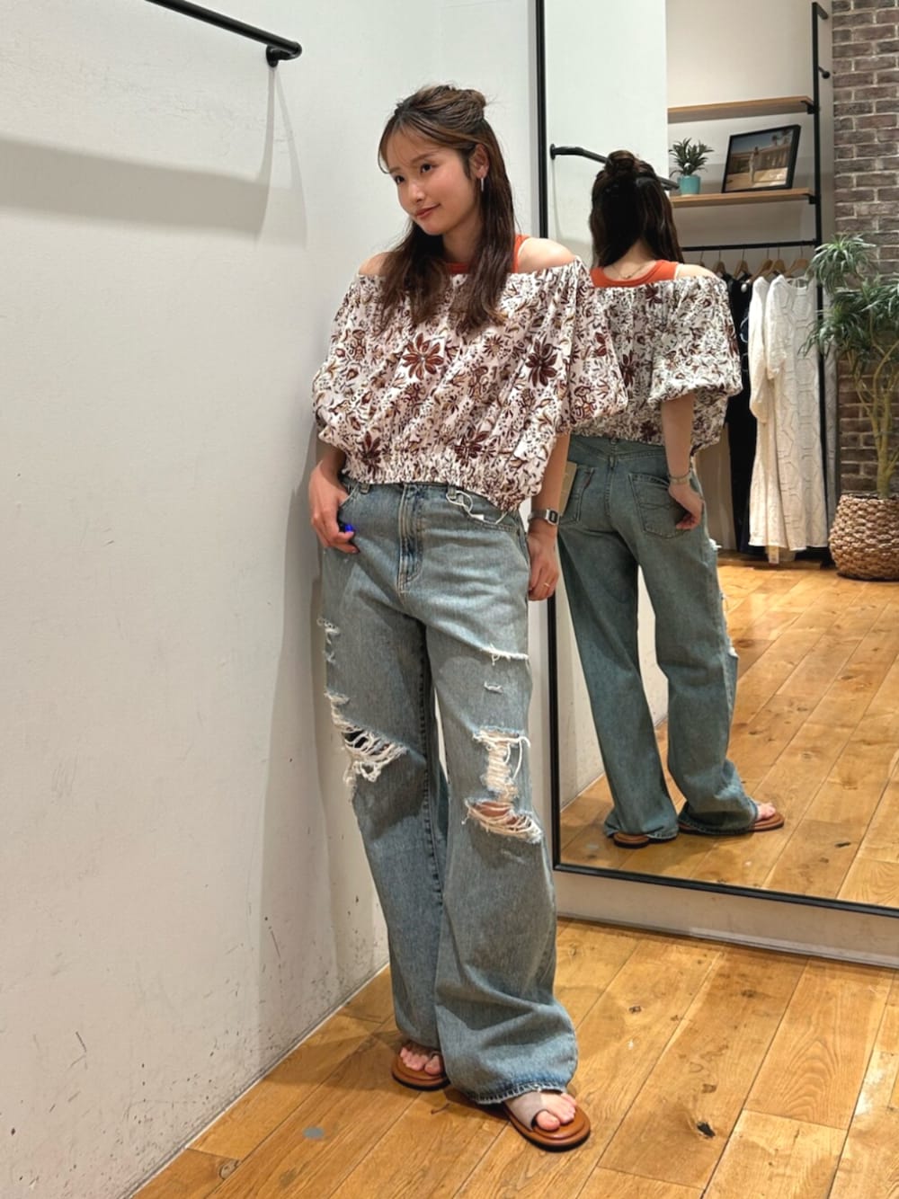 ブルー系のデニムパンツ、ブラウン系のその他シューズ、ホワイト系のシャツ/ブラウスを着用したレディースの夏コーディネートの1枚目の写真