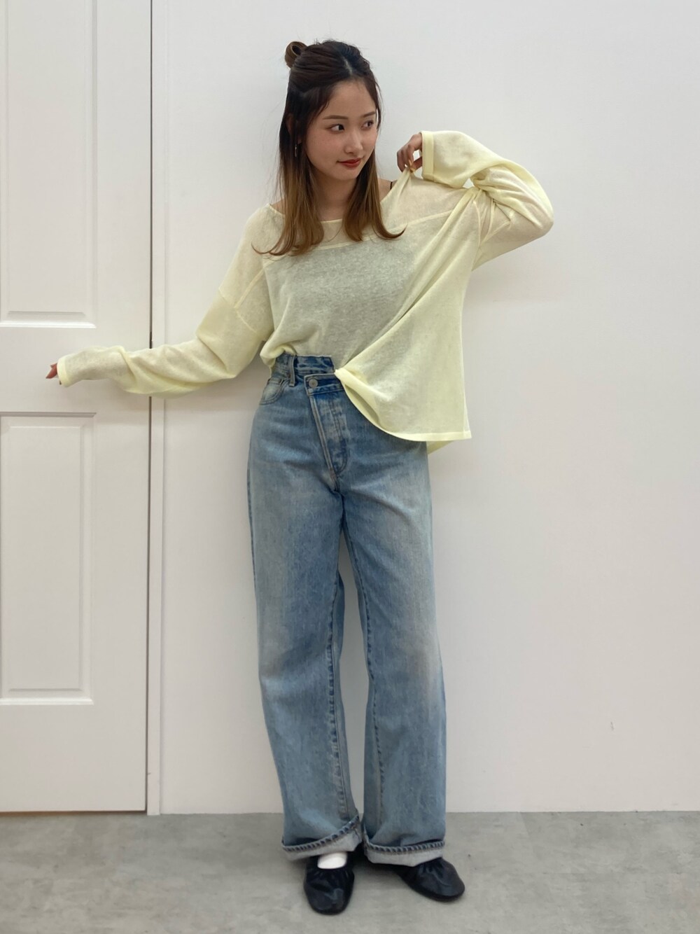 キャミソールを使った「リメイクデニム」の人気ファッション