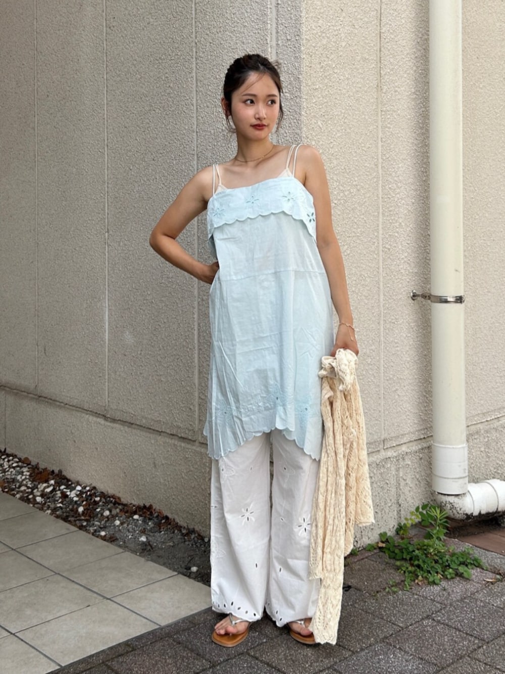 ブルー系のキャミソール、ホワイト系のその他パンツを着用したレディースの夏コーディネートの1枚目の写真
