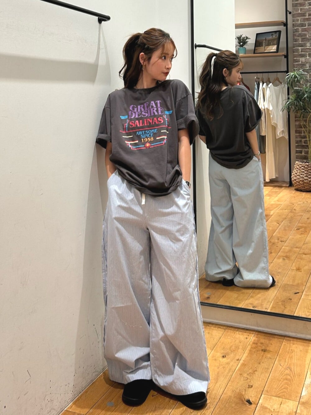 グレー系のTシャツ/カットソー、ブルー系のその他パンツを着用したレディースの春コーディネートの1枚目の写真
