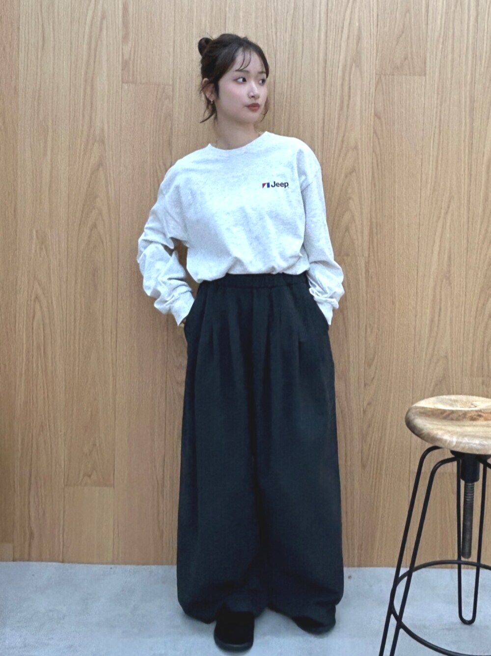 ブラック系のスリッポン、グレー系のその他パンツ、グレー系のTシャツ/カットソーを着用したレディースの秋コーディネートの1枚目の写真