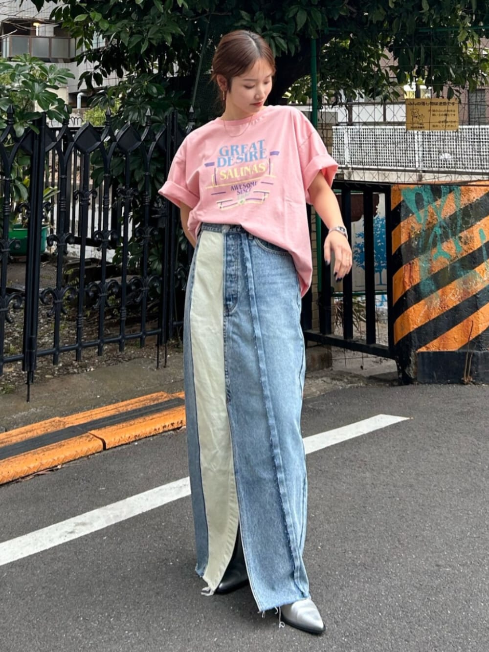 ブルー系のスカート、シルバー系のブーツを着用したレディースの冬コーディネートの1枚目の写真