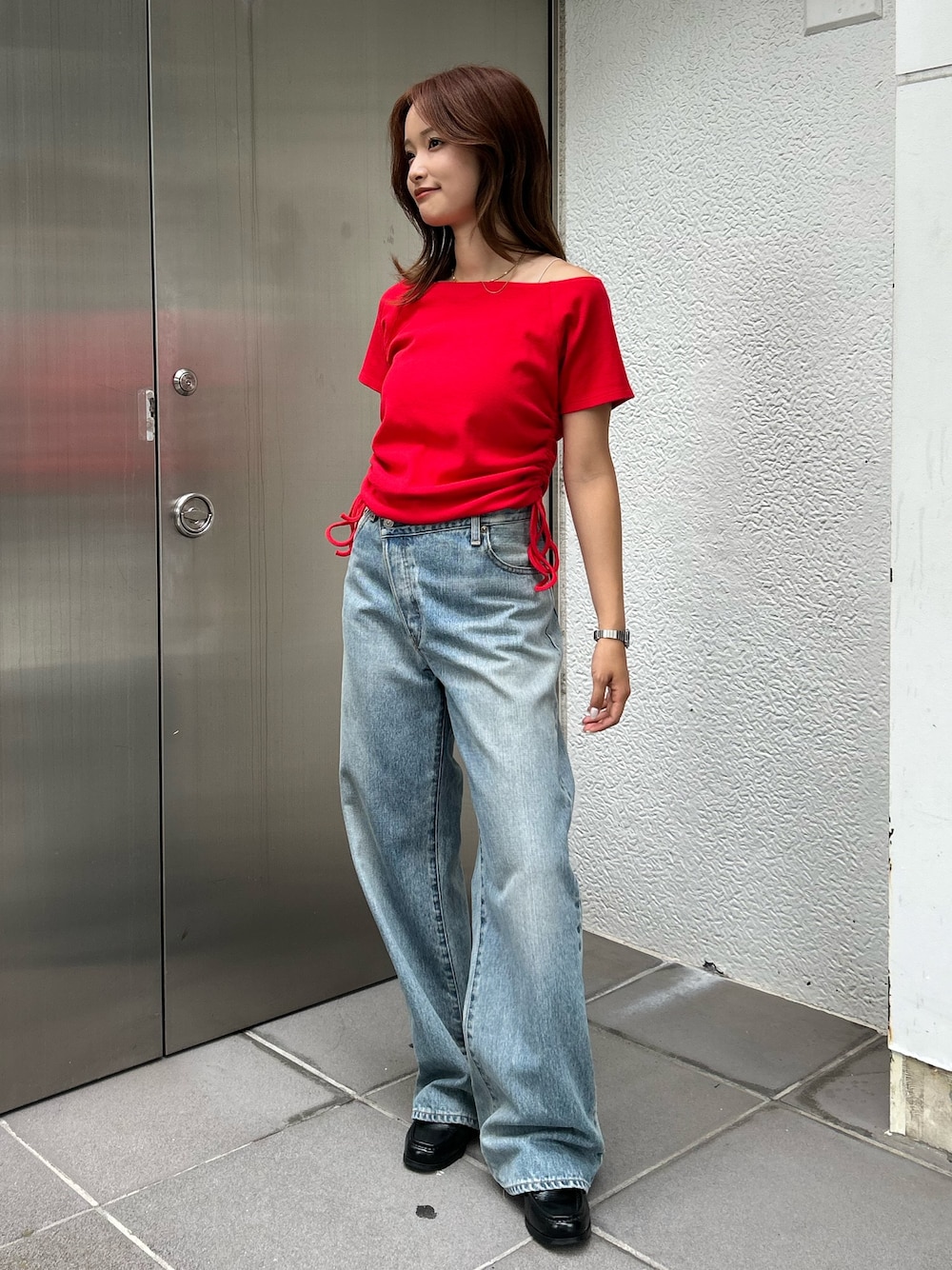 レッド系のTシャツ/カットソー、ブルー系のデニムパンツを着用したレディースの夏コーディネートの1枚目の写真