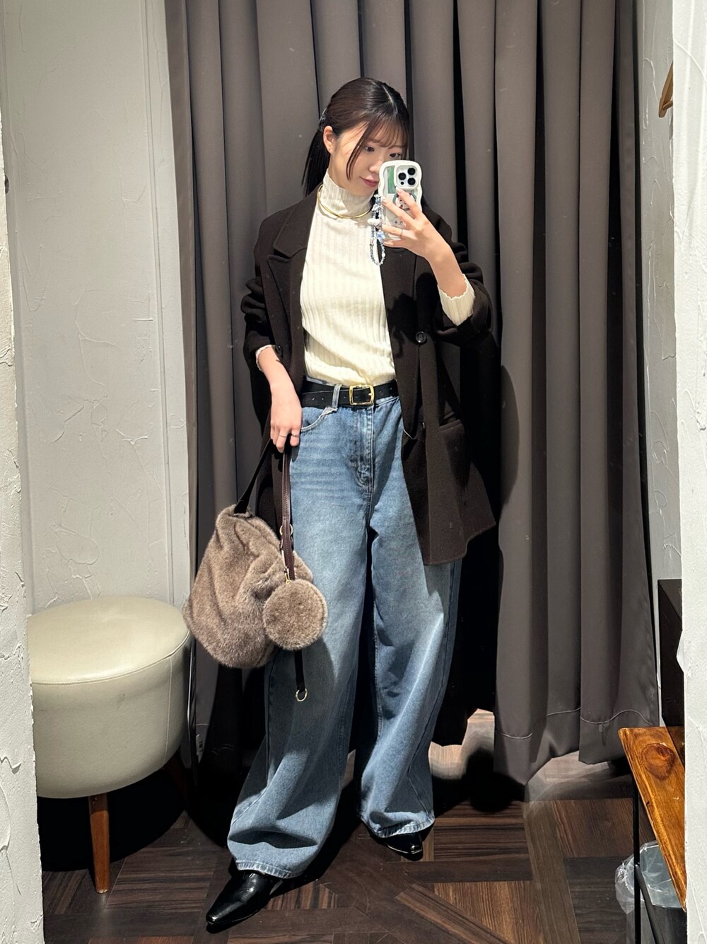 ブラウン系のその他アウター、ホワイト系のニット/セーター、ブラウン系のハンドバッグを着用したレディースの秋コーディネートの1枚目の写真