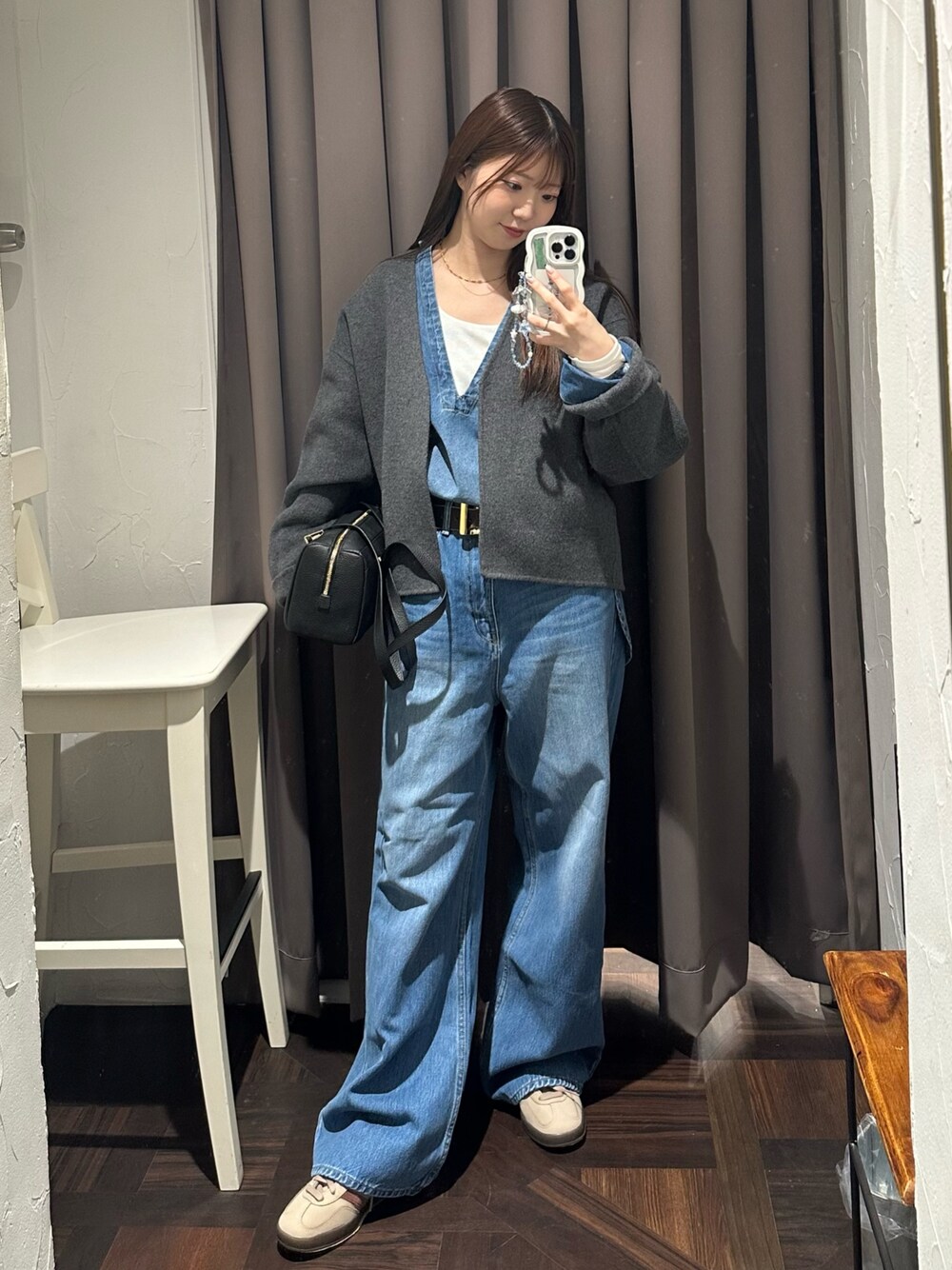 ブルー系のデニムパンツ、グレー系のその他アウター、ブルー系のシャツ/ブラウスを着用したレディースの秋コーディネートの1枚目の写真