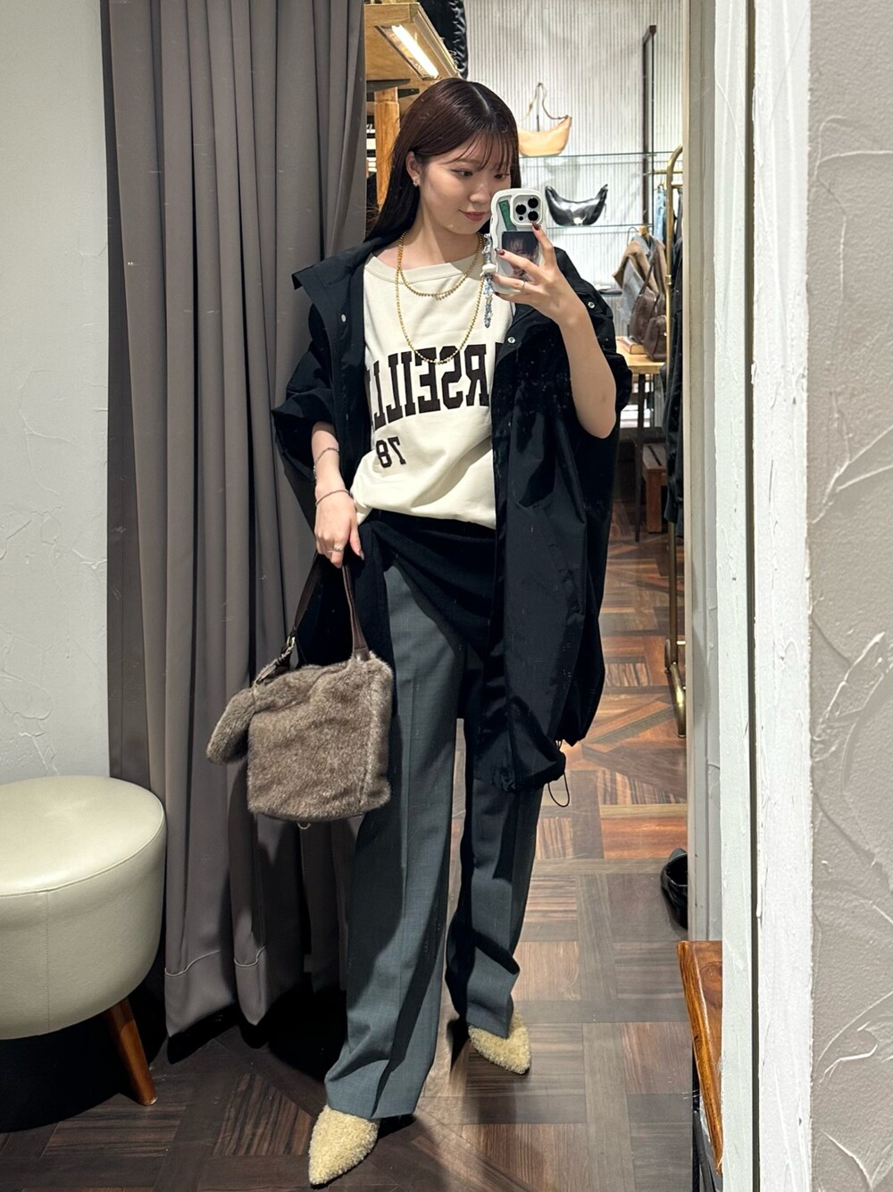 ブラック系のその他アウター、ホワイト系のスウェット、グレー系のその他パンツを着用したレディースの秋コーディネートの1枚目の写真