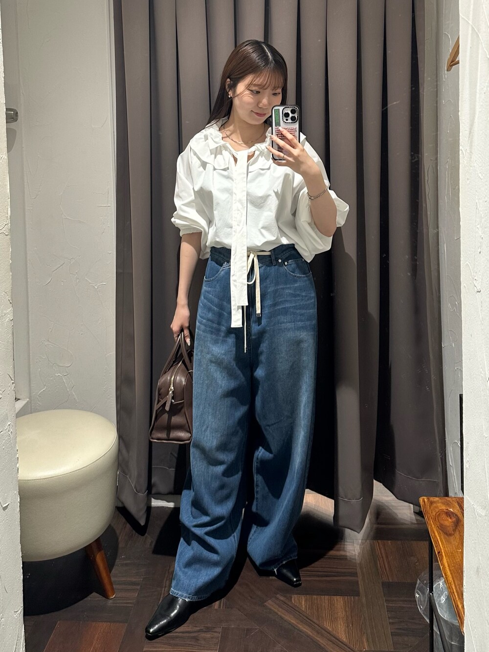 ブルー系のデニムパンツ、ブラック系のその他シューズ、ホワイト系のシャツ/ブラウスを着用したレディースの夏コーディネートの1枚目の写真