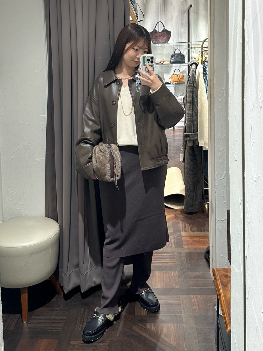 ブラウン系のその他パンツ、ブラウン系のブルゾン、ホワイト系のニット/セーターを着用したレディースの秋コーディネートの1枚目の写真
