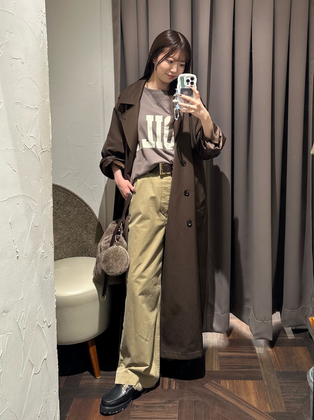 ベージュ系のチノパンツ、ブラウン系のその他アウター、ブラウン系のスウェットを着用したレディースの秋コーディネートの1枚目の写真