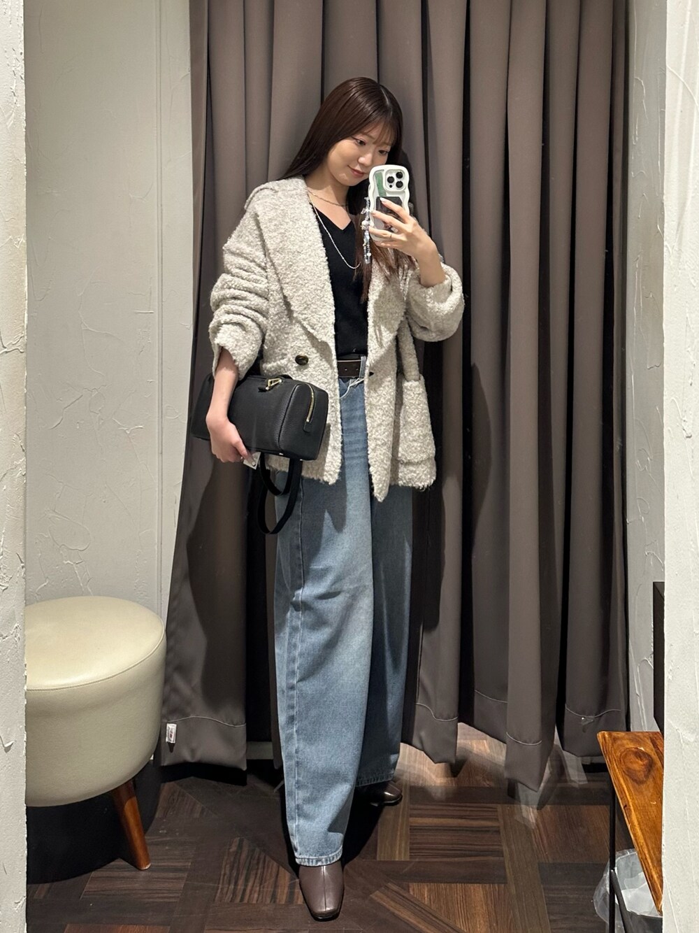 ベージュ系のその他アウター、ブルー系のデニムパンツ、ブラウン系のブーツを着用したレディースの秋コーディネートの1枚目の写真