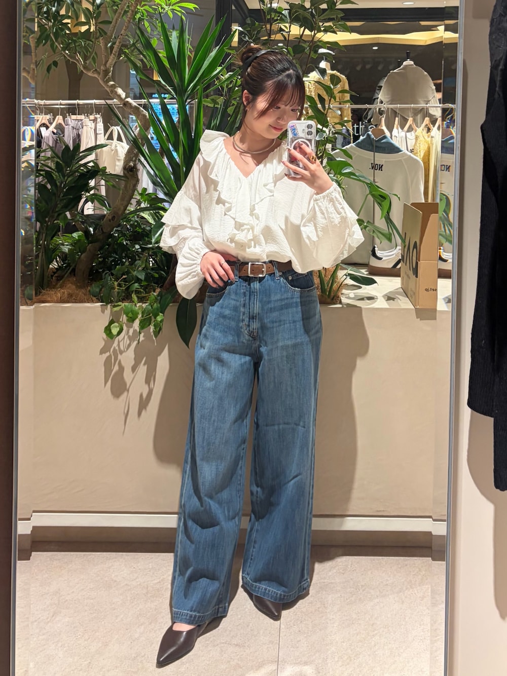 ブルー系のデニムパンツ、ホワイト系のシャツ/ブラウス、ブラウン系のその他シューズを着用したレディースの冬コーディネートの1枚目の写真