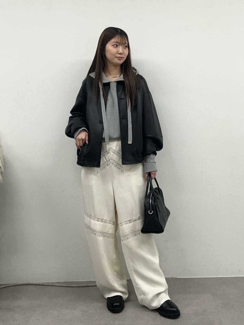 ホワイト系のその他パンツ、グレー系のニット/セーター、ブラック系のボストンバッグを着用したレディースの秋コーディネートの1枚目の写真