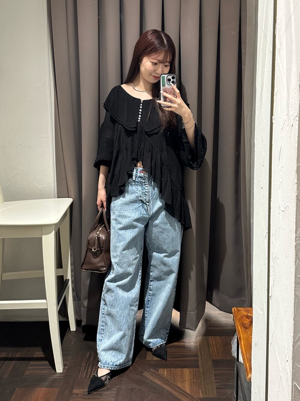 ブルー系のデニムパンツ、ブラック系のシャツ/ブラウス、ブラウン系のボストンバッグを着用したレディースの夏コーディネートの1枚目の写真