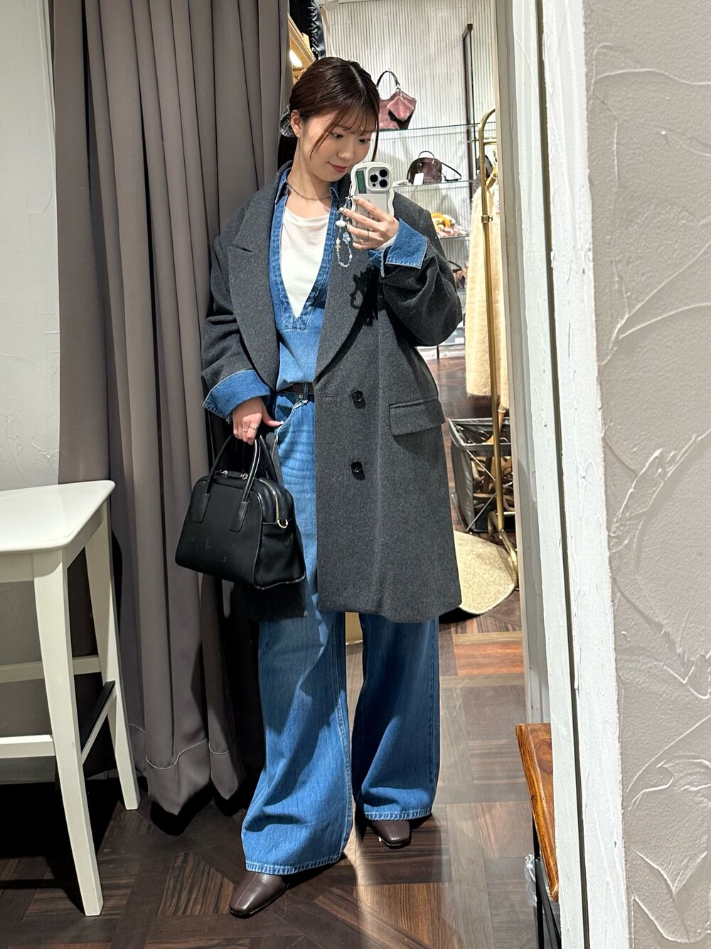 ブルー系のデニムパンツ、ブルー系のシャツ/ブラウス、グレー系のその他アウターを着用したレディースの秋コーディネートの1枚目の写真