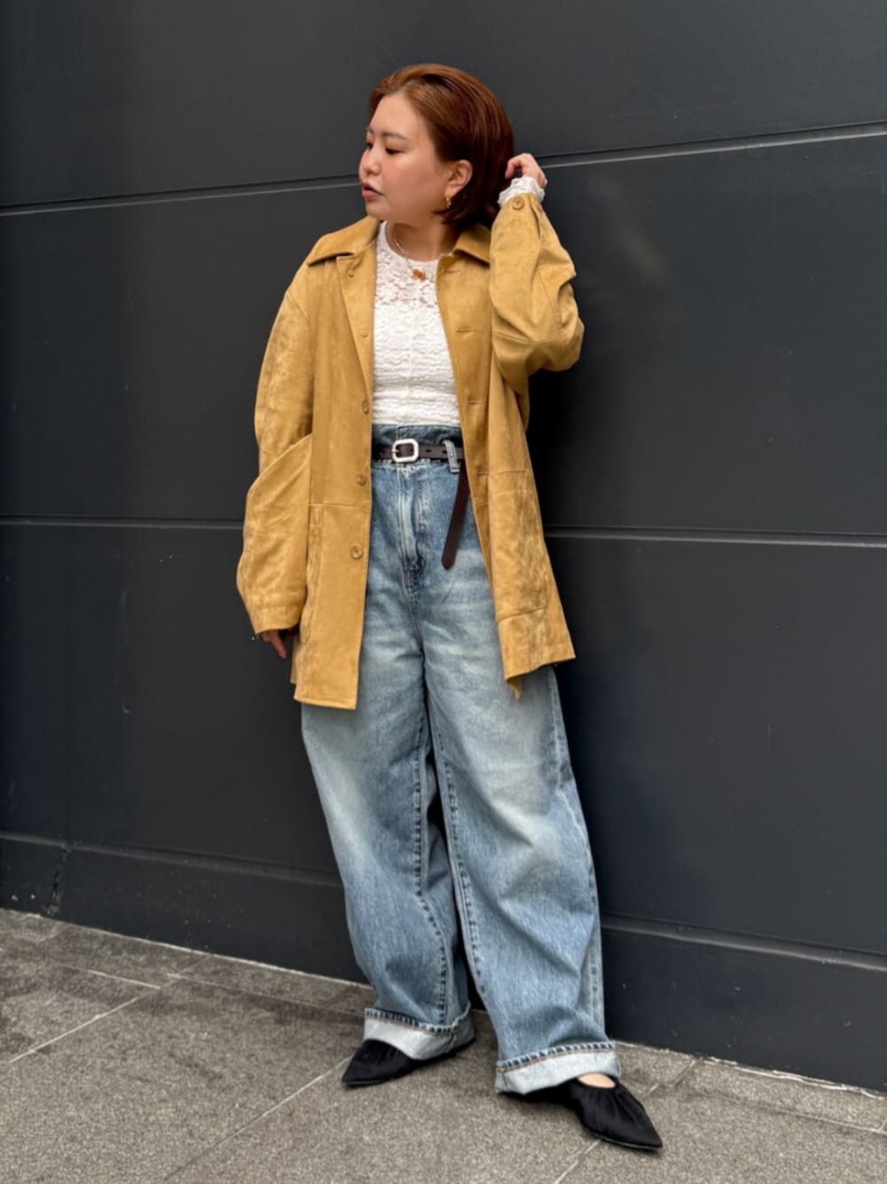 ホワイト系のTシャツ/カットソー、イエロー系のテーラードジャケット、ブルー系のデニムパンツを着用したレディースの冬コーディネートの1枚目の写真