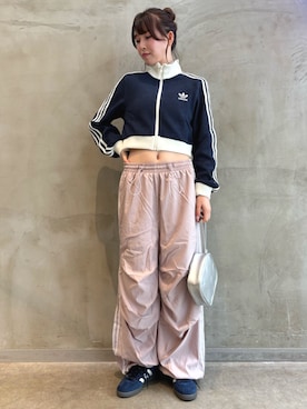 adidasのパンツを使った「パラシュートパンツ」の人気