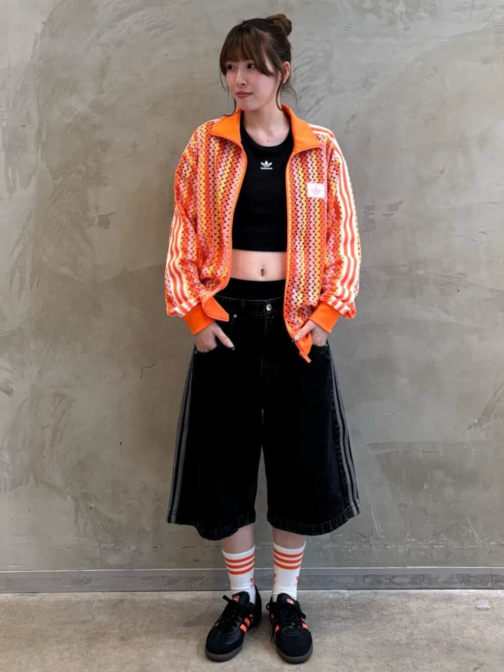 「adidas、adidas originals、アディダス、アディダスオリジナルス、スニーカー、Tトゥシューズ、トラックジャケット、デニムパンツ、ハーフパンツ」｜「adidasのアディカラー デニム ファイヤーバードショーツ / ハーフパンツ / アディダスオリジナルス adidas Originals（その他パンツ、ブラック系）」を使った、YTさん（レディース・163cm）の夏コーディネートの1枚目の写真