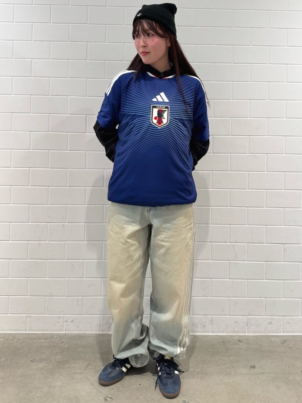 ブルー系のスニーカー、ブルー系のTシャツ/カットソー、その他のデニムパンツを着用したレディースの秋コーディネートの1枚目の写真