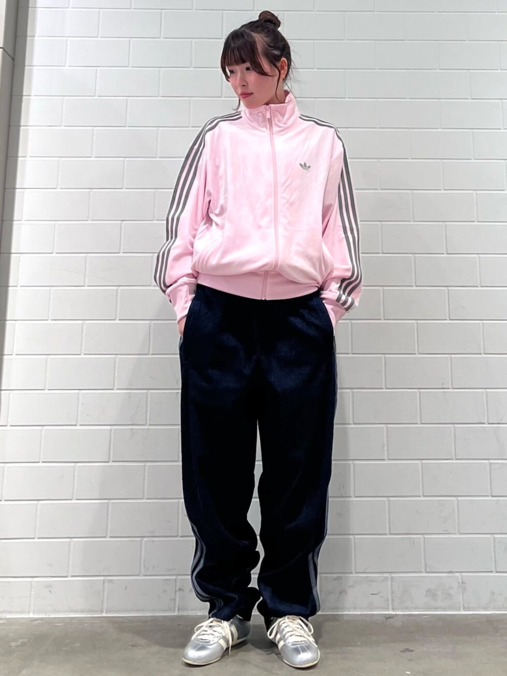 adidasアディカラー ルーズ トラックパンツ デニム ストーン