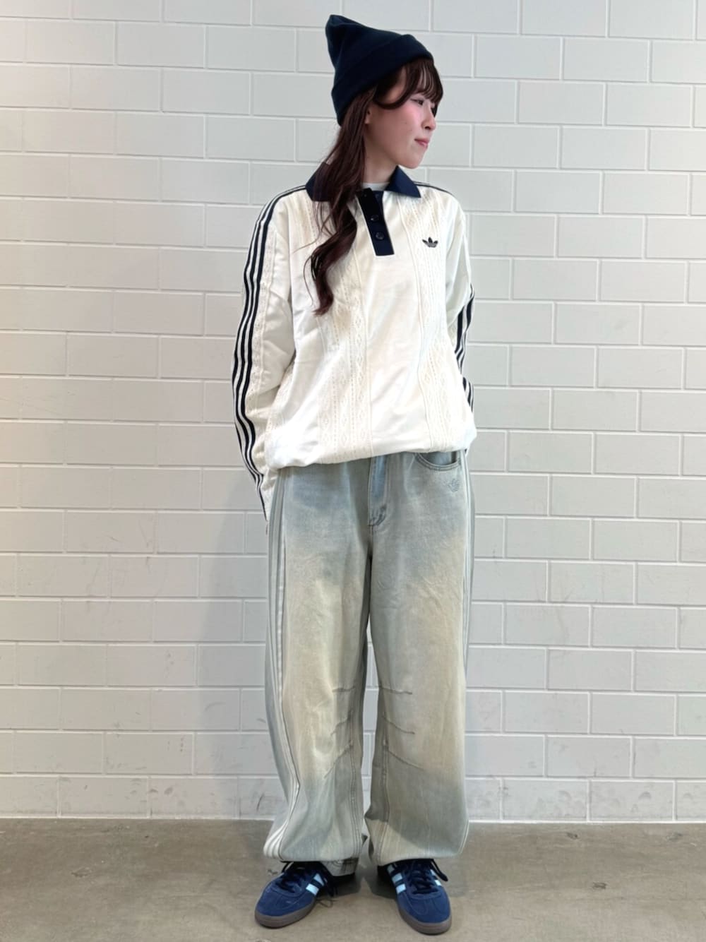 ブルー系のスニーカー、ブルー系のデニムパンツ、ホワイト系のTシャツ/カットソーを着用したレディースの秋コーディネートの1枚目の写真