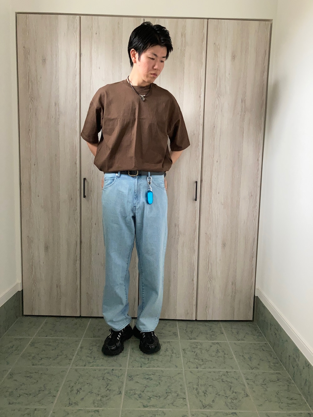 「ビッグシルエット、デニム、休日コーデ」｜「FILAの【コラボ】 FILA × ADRER INTERATION LIGHT（スニーカー、ブラック系）」を使った、mumuchan827さん（メンズ・180cm）の夏コーディネートの1枚目の写真